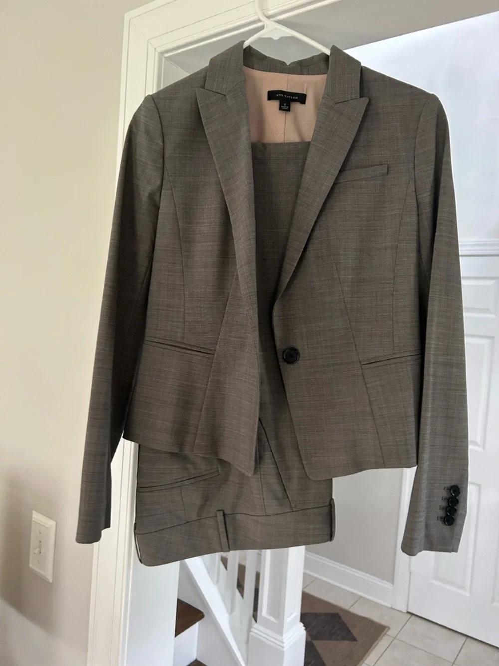 Ann Taylor Gray Plaid Women's Suit Jacket & Pants - Picture 1 of 4
